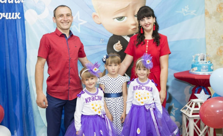 Сім'я Слюсарчуків, переможці конкурсу "Родина у світлинах", отримали приз від салону краси "Сакура"