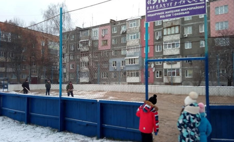 У Ніжині заливають льодову ковзанку