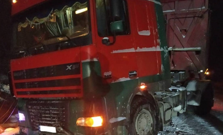 У Новоград-Волинському районі вантажівка застрягла на грунтовій дорозі і утворила затор