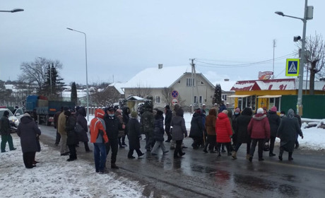 У Ягільниці люди п'ятий день поспіль перекривають дорогу, обурені тарифами на газ