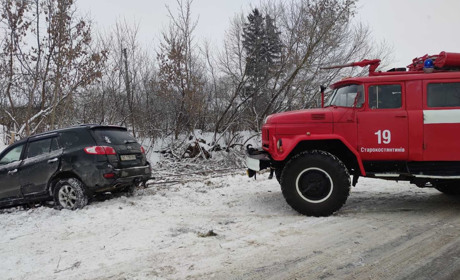 Біля Огіївців рятувальники витягнули авто із кювету