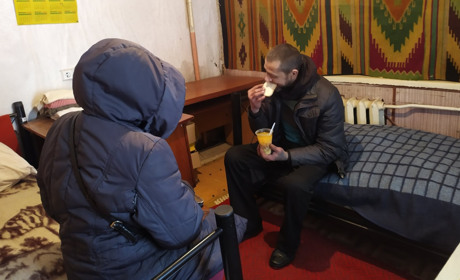 Бачите безхатька? Направте у пункт обігріву. Як Первомайськ допомагає нужденним: інтерв’ю