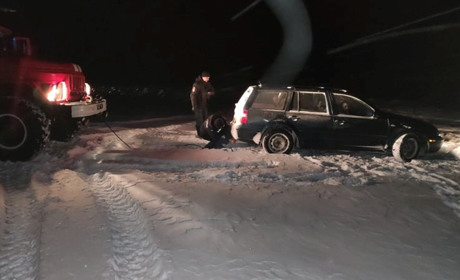 Рятувальникам знову доводилось витягувати автомобіль з кювету