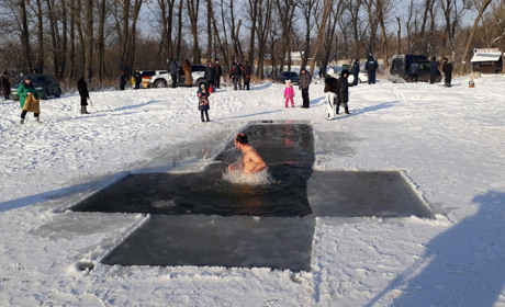 Водохреща у карантин. Не відбулась Хресна хода, проте у воду все ж пірнали