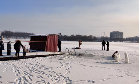 Водохреща. У Рівному найзавзятіші моржувальники пірнули в ополонку