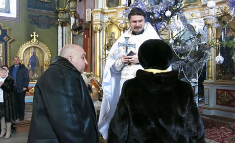 У Барському Свято-Успенському храмі на Водохреще колядували та вітали священника з іменинами: відео