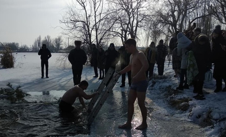 Як першопокровчани випробовували себе на міцність на Водохреща. Фоторепортаж