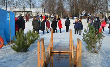 На Водохреща у Корюківці люди занурювалися у крижану воду