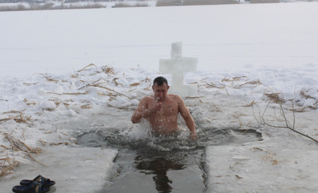 Троїчани святили воду у Храмі та пірнали в ополонки