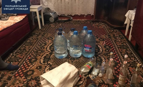 Поліціянти вилучили у пенсіонерки 36 літрів самогону. Що чекає на правопорушницю?