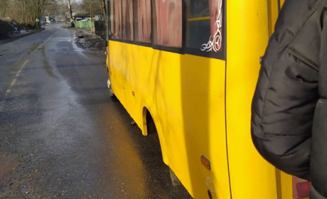 У міжміській маршрутці, що їхала із Сум до Шостки на ходу відпали два колеса