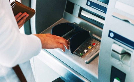 Що робити, якщо банкомат “зажував” картку і не видає гроші. Покрокова інструкція!