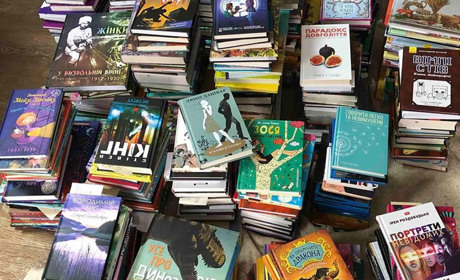 Фото дня: Лозівська Юнацька бібліотека отримала нові книжки