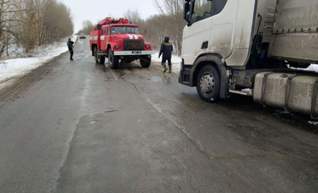 ДТП через ожеледицю біля Немирівки: рятувальники розвернули вантажівку та відновили рух транспорту