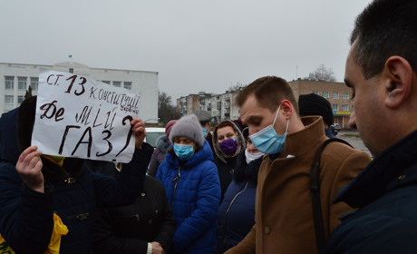 Корюківчани збирають підписи під зверненням до влади проти підвищення комунальних тарифів