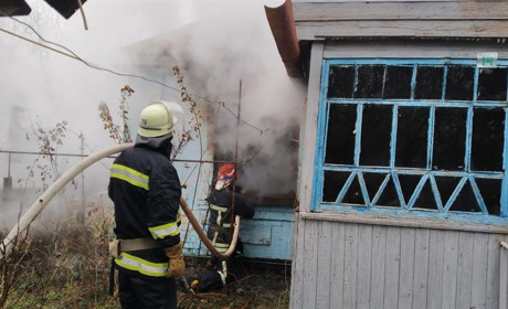 По Набережній горів будинок, у якому знаходилися діти