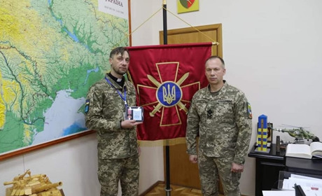 Командувач Сухопутних військ Збройних сил України нагородив медаллю бойового капелана тридцятки