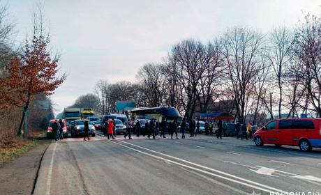 На трасі Чернівці-Снятин 30 січня обмежено рух транспорту: люди мітингують у Дубівцях і в Берегометі