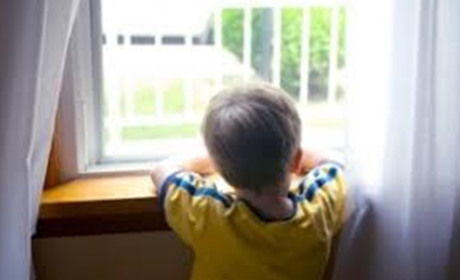 Самі вдома: дітей 6 і 2 років помістили у лікарню до того часу, поки появиться мама