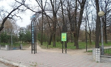 Вандали відірвали табличку на вході в "Графський парк" і використовували її як санчата 