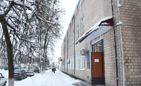 Будьте обережні: з дахів будівель звисають небезпечні  крижані бурульки