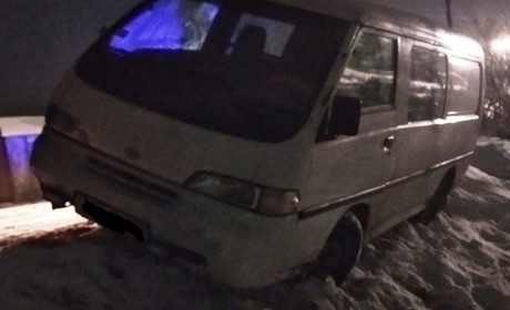 У Новограді мікроавтобус загруз у сніговому заметі: довелося викликати допомогу