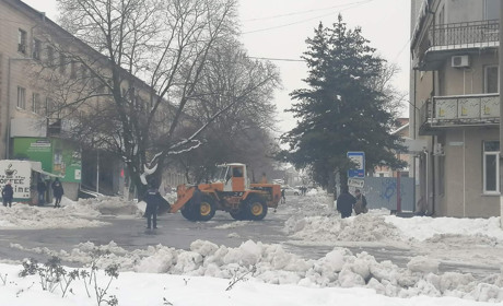 У Первомайську прибирають сніг з центральної площі і планують позбивати бурульки. Фото та відеофакти