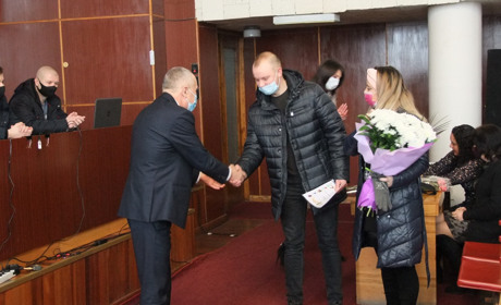 Батькам першого новонародженого маляти 2021 року з Кагарлицької МТГ вручено подарунковий сертифікат