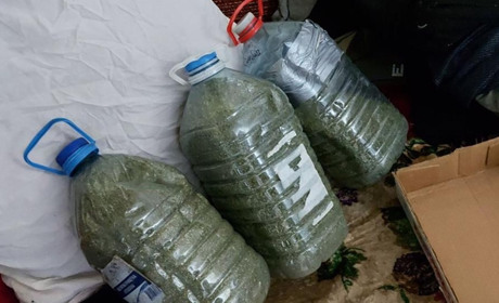 Загрожує до трьох років в'язниці: лозівські поліцейські знайшли у чоловіка 7 кг канабісу