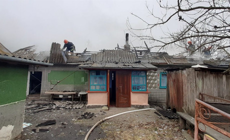 Горів житловий будинок: пожежа виникла на горищі