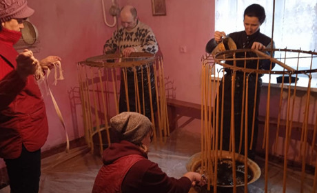 Як у Бичківцях на Чортківщині перед Стрітенням за прадавнім звичаєм воскові свічки виливають