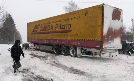 У Пашківцях вантажівка потрапила у сніговий замет і перегородила дорогу. Допомогли рятувальники