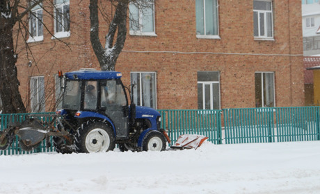 Засніжило: старокостянтинівські комунальники працюють в посиленому режимі