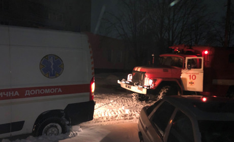 Застрягло 13 автівок: на виїзді з Новограда вночі утворився затор