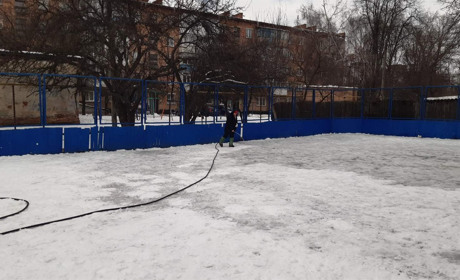 Фото дня: у Конотопі створюють ковзанку на вулиці Лісового