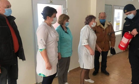 Медиків навчали користуватися вогнегасниками