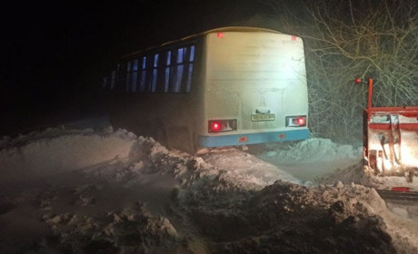 11 лютого в Шишківцях у сніговому заметі застряг рейсовий автобус