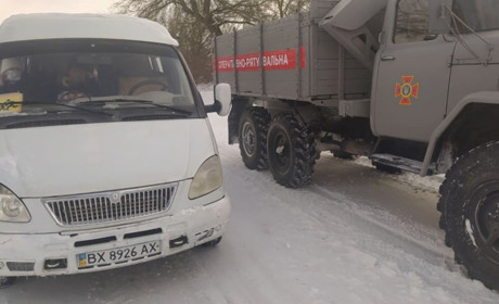 У снігову пастку потрапив автобус з 22 людьми. 15 з них - діти