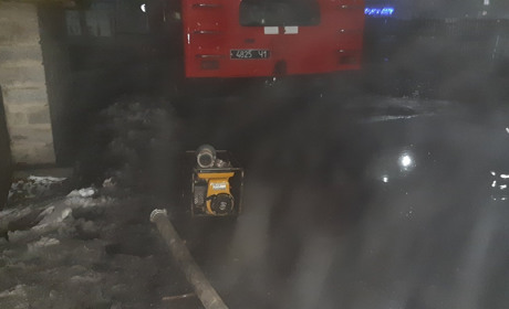 У Добропіллі дощовою водою затопило подвір'я приватного будинку