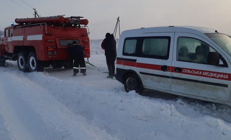 Сніговий удар по Чортківщині: автомобілі у заметах, дорога на Гусятин заблокована (+фото)