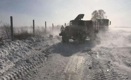 На Старокостянтинівщині у снігових заметах застрягли 5 автомобілів, у яких перебувало 12 людей