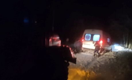 "Швидка" з породіллею застрягла у сніговому заметі біля Капустина. Допомогли рятувальники