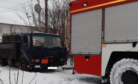 У Калуші рятувальники витягали із снігових наметів авто з кисневими балонами та швидку допомогу