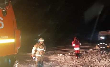 Калуські рятувальники визволили карету швидкої медичної допомоги із снігової пастки