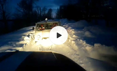 "Швидка" з інсультним хворим застрягла у сніговому заметі. Діставати авто довелось рятувальникам