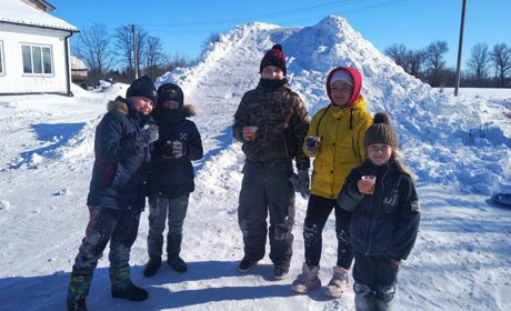 З гірки: жителі Ніжинщини створюють зимові локації для малечі