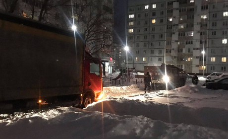 По проспекту Курчатова у снігу буксувала вантажівка: втрутилися рятувальники