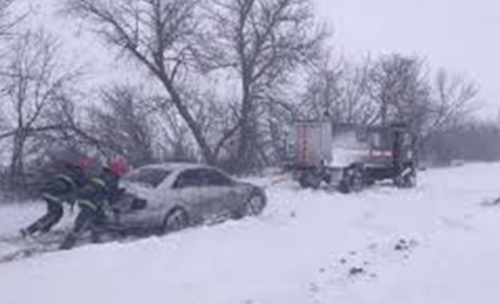 На Івано-Франківщині через снігові замети заблокованими залишаються 17 сіл