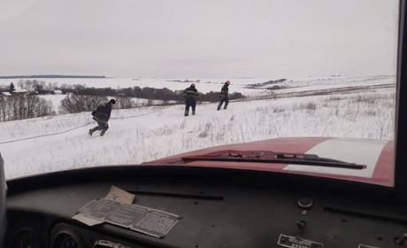 Пожежі на Старокостянтинівщині: щоб загасити, рятувальники пробивалися крізь метрові замети