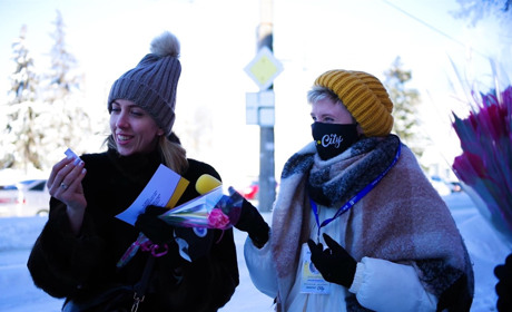 💛 Конотоп.City дарували квіти та подарунки закоханим парам у центрі міста. Як це було